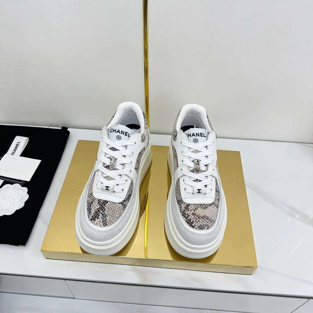 👟👟Ex-factory price 680👟👟 Upgraded version, upgraded version, upgraded version! No rebuttal accepted! ! ! ! Chanel Chanel panda shoes! 2025 counter's top casual sports shoes. This classic design; the upper is electro-embroidered with a variety of techniques; the outsole is fashionable and sporty; the unusual inclusion of a variety of color matching elements... The diversified mix and match is very good-looking and versatile, and can be used for leisure, fashion, sports, and outdoor... ꫛꫀꪝ Go➫ Materials: ❶Upper made of: original imported first-layer silk cowhide + original waterproof cloth + original first-layer cowhide ❷Inner lining: Original Yangli+Net ❸Outsole based on: Original TPU combination outsole Counter boutique packaging complete set for women 35–41 👉 👉 👉 👉 👉 👉 👉